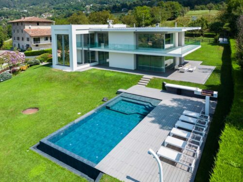 Piscina esterna moderna