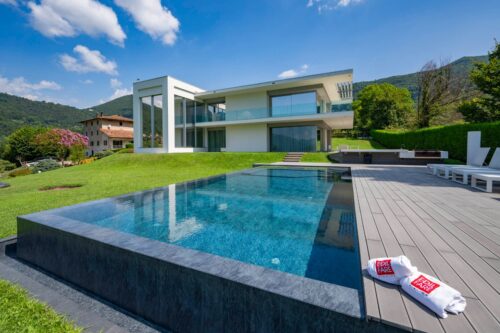 Piscina a sfioro esterna