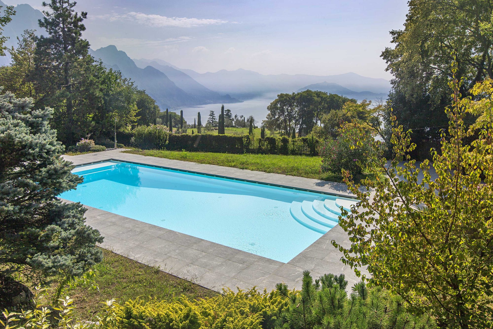 piscina interrata a sfioro