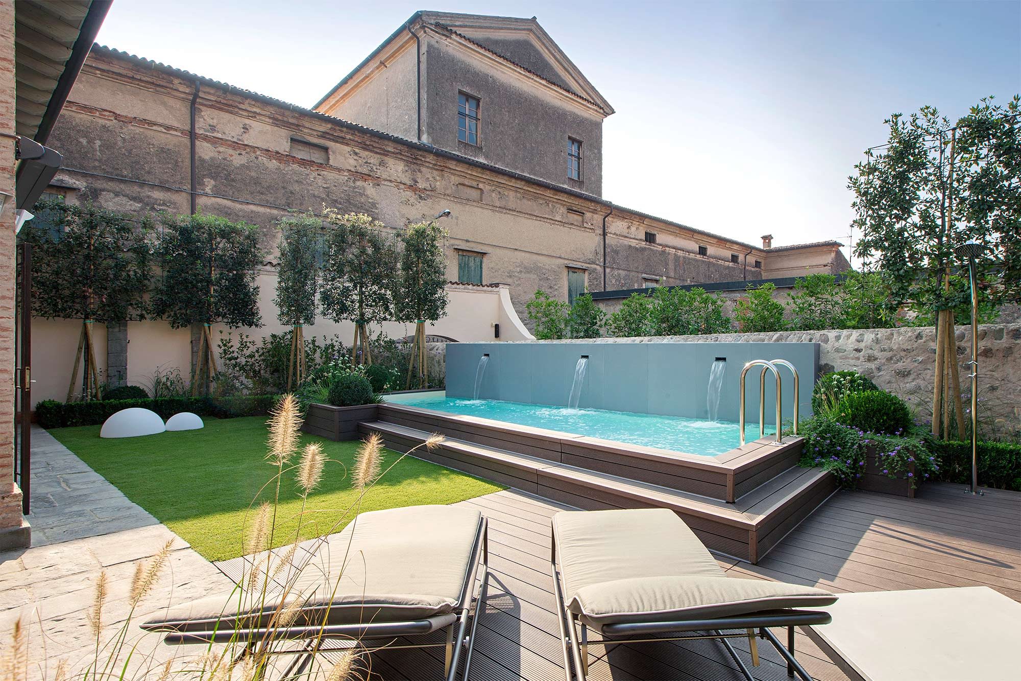 piscina fuoriterra con fontane a parete