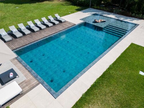 Piscina a sfioro con scala ingresso