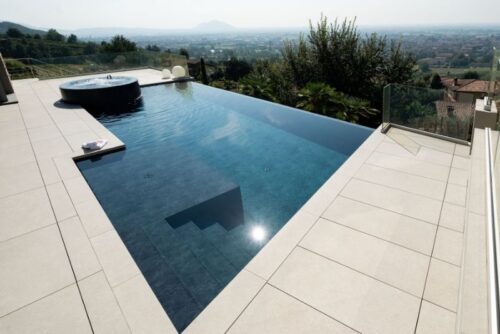 Piscina a sfioro