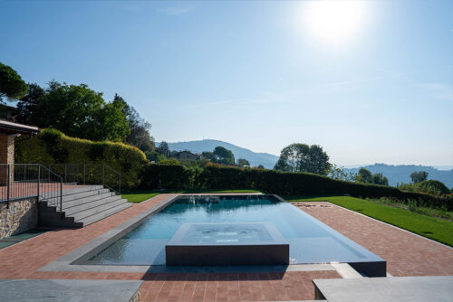 Realizzazione piscine a sfioro a Bergamo.