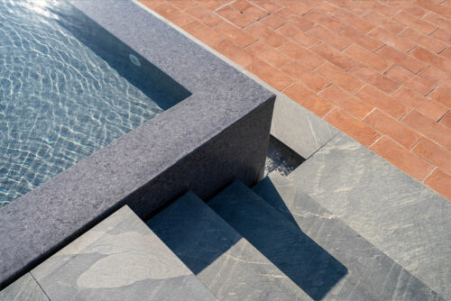 Realizzazione piscine a sfioro a Bergamo.