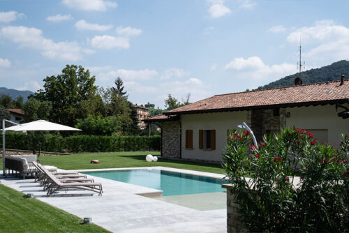 Piscina con bordo Skimmer.