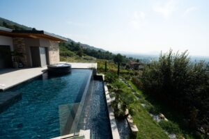 Infinity pool ad alta quota con materiali Made in Italy