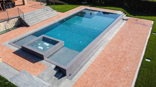 Piscina con minipiscina idromassaggio