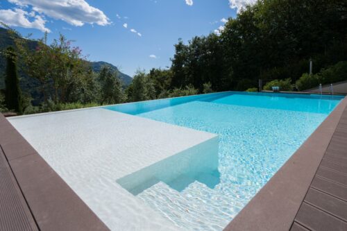 Piscina a sfioro