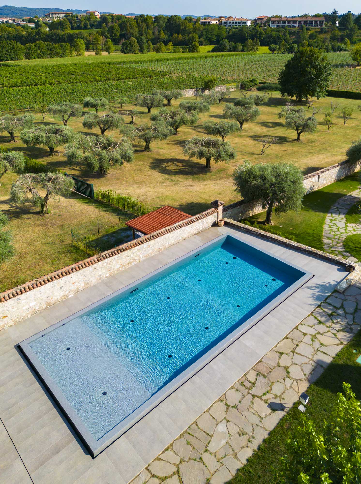 Piscina esterna in primo piano