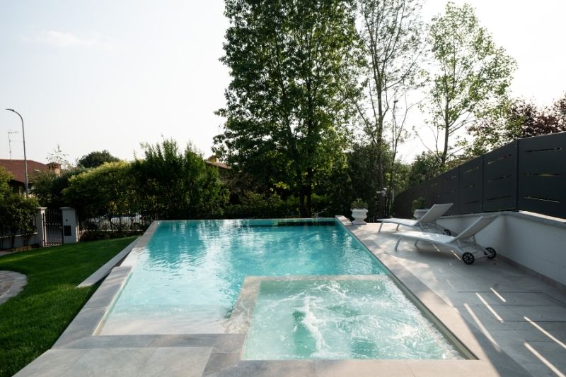 Piscina con vasca idromassaggio integrata